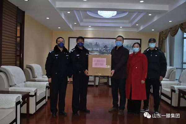 集团总经理助理滕婧一向泰安疫情防控一线捐赠防疫口罩