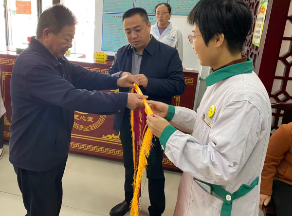 一面锦旗，一份信赖｜宁阳一滕医药新街中医诊所收获暖心认可！
