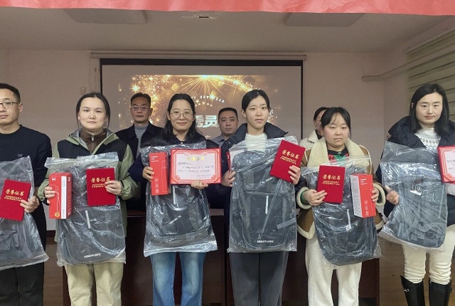 【精诚团结 共克时艰 破局突围】宁阳一滕医药有限公司召开2025年度总结表彰大会