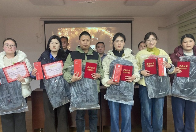 【精诚团结 共克时艰 破局突围】宁阳一滕医药有限公司召开2025年度总结表彰大会