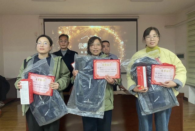 【精诚团结 共克时艰 破局突围】宁阳一滕医药有限公司召开2025年度总结表彰大会