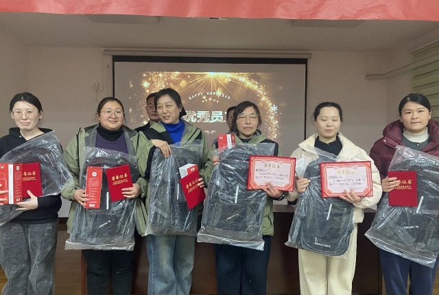 【精诚团结 共克时艰 破局突围】宁阳一滕医药有限公司召开2025年度总结表彰大会