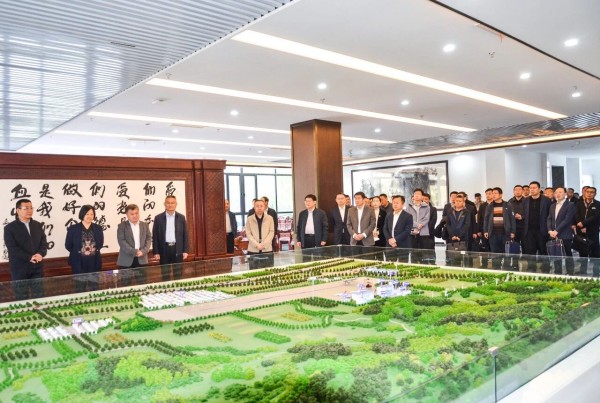 全市建筑业与工业、商务协同发展推进会暨建筑业场景招商对接会参会人员赴一滕大厦参观交流