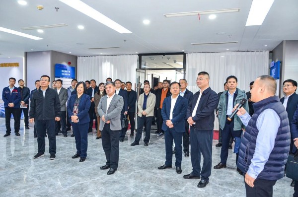 全市建筑业与工业、商务协同发展推进会暨建筑业场景招商对接会参会人员赴一滕大厦参观交流